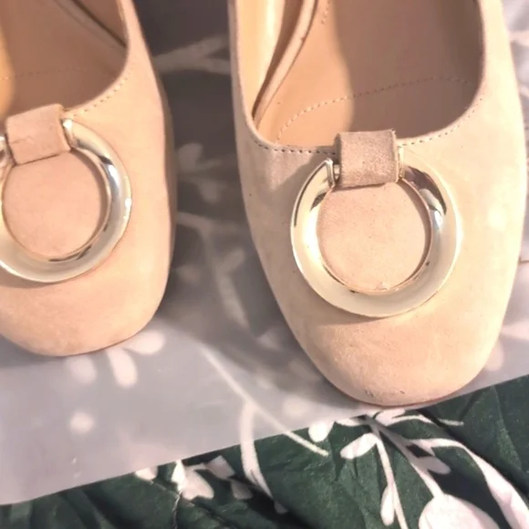 TAHARI Mavis Embellished Suede Pumps Size 8 - Neutral Tan - Picture 2 of 9